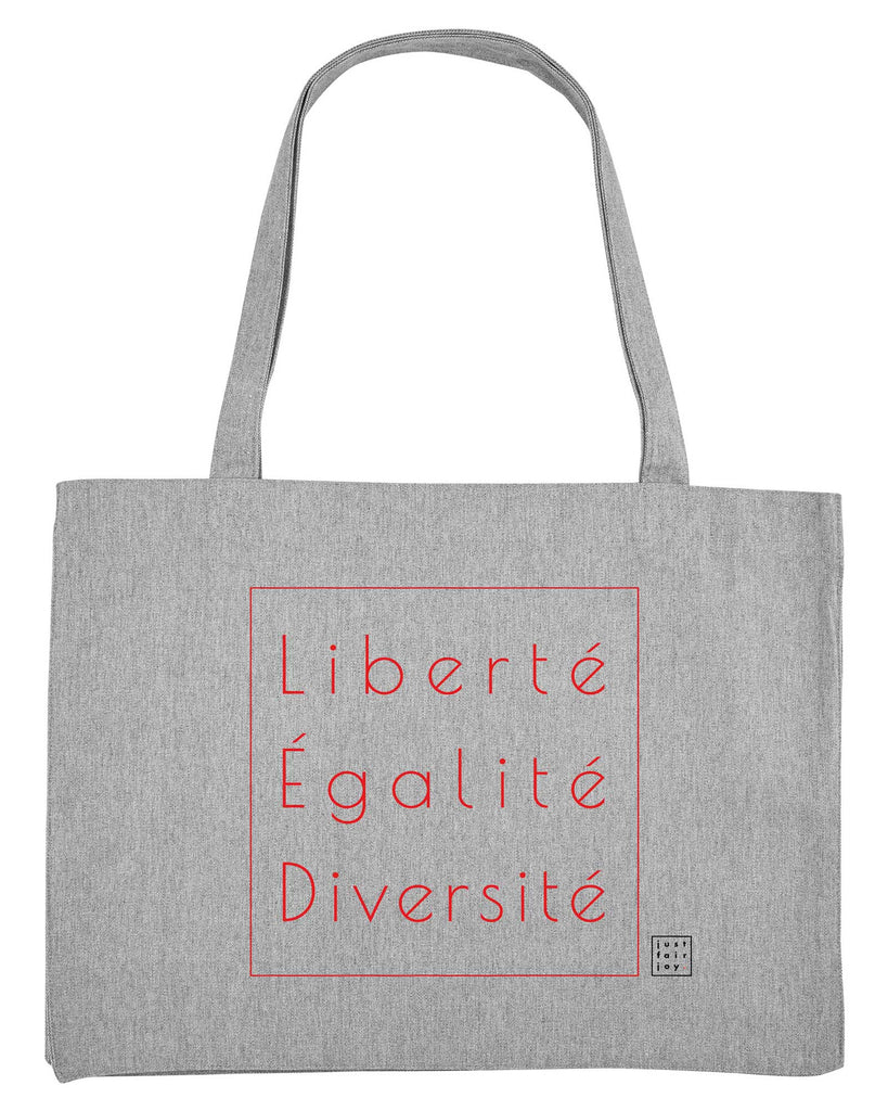 Nachhaltige Einkaufstasche in grau meliert aus 80% recycelter Baumwolle und 20% recyceltem Polyester von just fair joy mit Design Liberté Égalité Diversité.