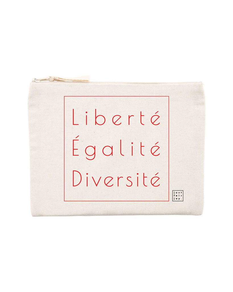 Nachhaltiges Etui in naturfarben aus 80% recycelter Baumwolle und 20% recyceltem Polyester von just fair joy mit Design Liberté Égalité Diversité.