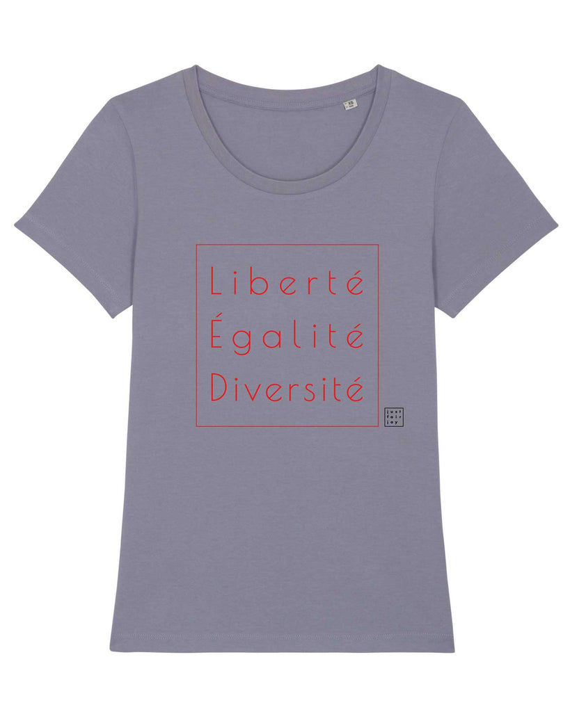 Nachhaltiges blaugraues T-Shirt aus GOTS-zertifizierter Bio-Baumwolle von just fair joy mit Design Liberté Égalité Diversité.