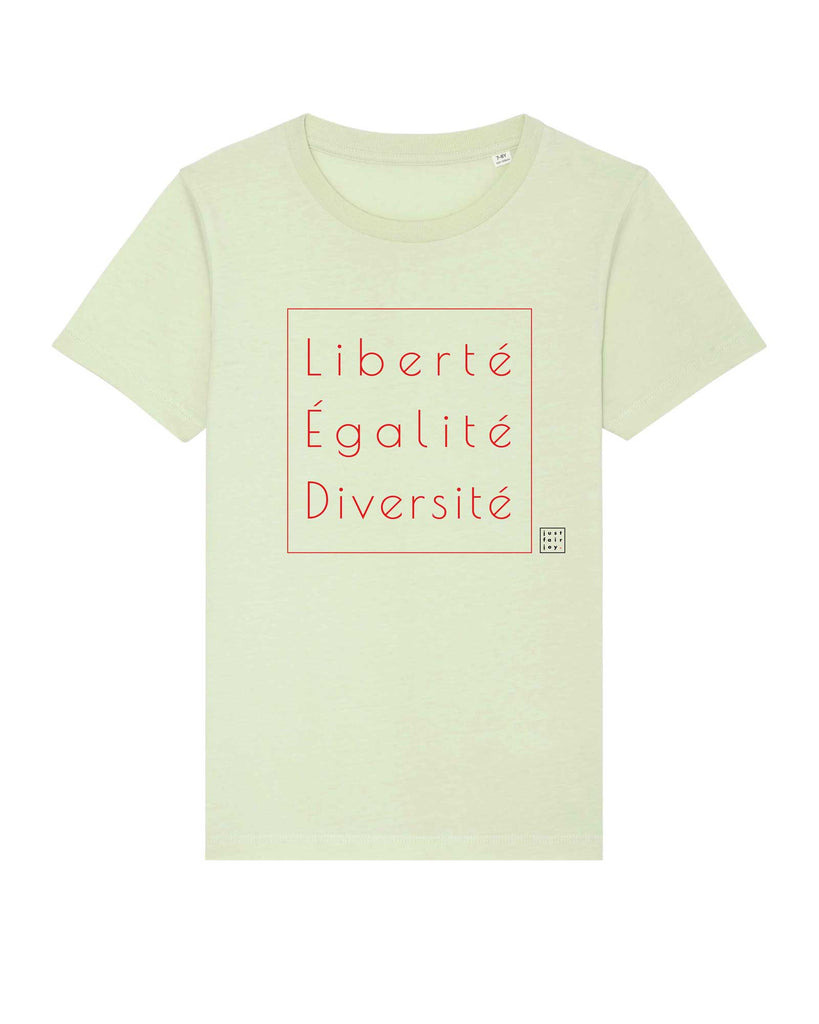 Nachhaltiges blassgrünes Kinder T-Shirt aus GOTS-zertifizierter Bio-Baumwolle von just fair joy mit Design Liberté Égalité Diversité.
