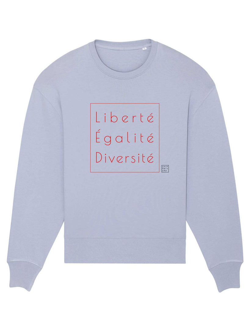 Nachhaltiges hellblaues Sweatshirt aus GOTS-zertifizierter Bio-Baumwolle von just fair joy mit Design Liberté Égalité Diversité.
