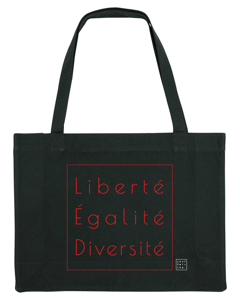 Nachhaltige Einkaufstasche in schwarz aus 80% recycelter Baumwolle und 20% recyceltem Polyester von just fair joy mit Design Liberté Égalité Diversité.