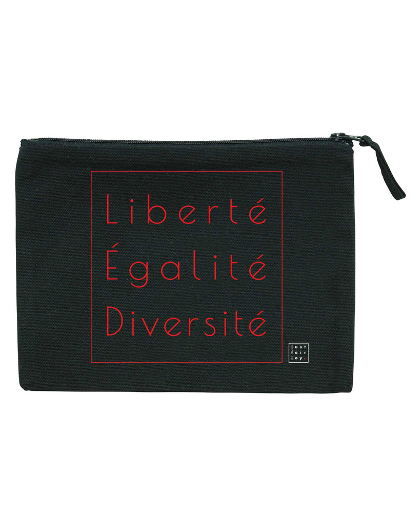 Nachhaltiges Etui in schwarz aus 80% recycelter Baumwolle und 20% recyceltem Polyester von just fair joy mit Design Liberté Égalité Diversité.