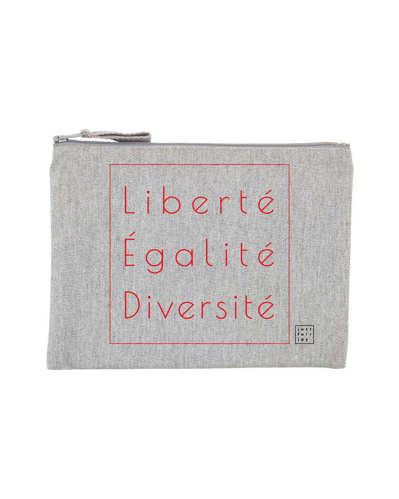 Nachhaltiges Etui in grau meliert aus 80% recycelter Baumwolle und 20% recyceltem Polyester von just fair joy mit Design Liberté Égalité Diversité.