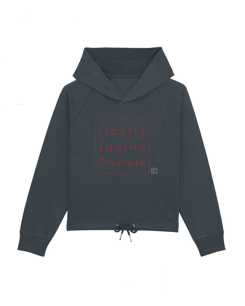 Nachhaltiges dunkelblaues Hoodie aus GOTS-zertifizierter Bio-Baumwolle von just fair joy mit Design Liberté Égalité Diversité.