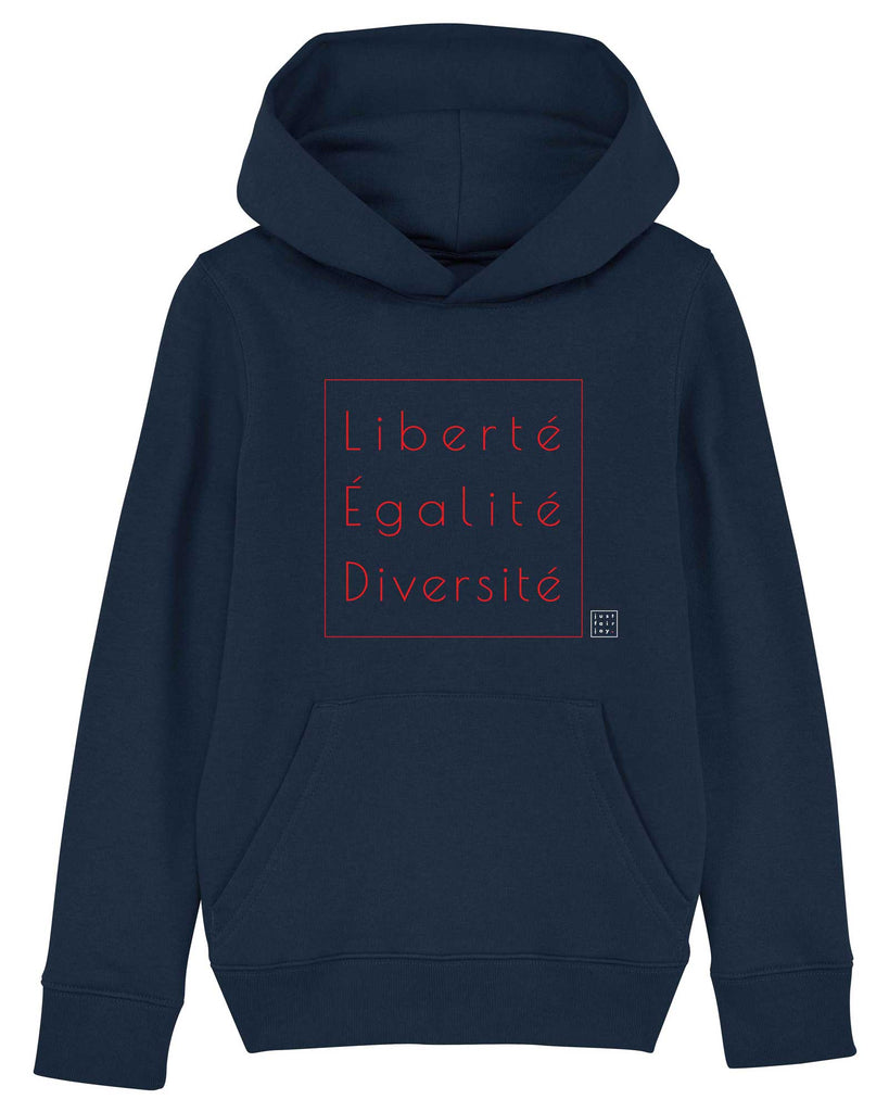 Nachhaltiges dunkelblaues Kinder Hoodie aus GOTS-zertifizierter Bio-Baumwolle von just fair joy mit Design Liberté Égalité Diversité.