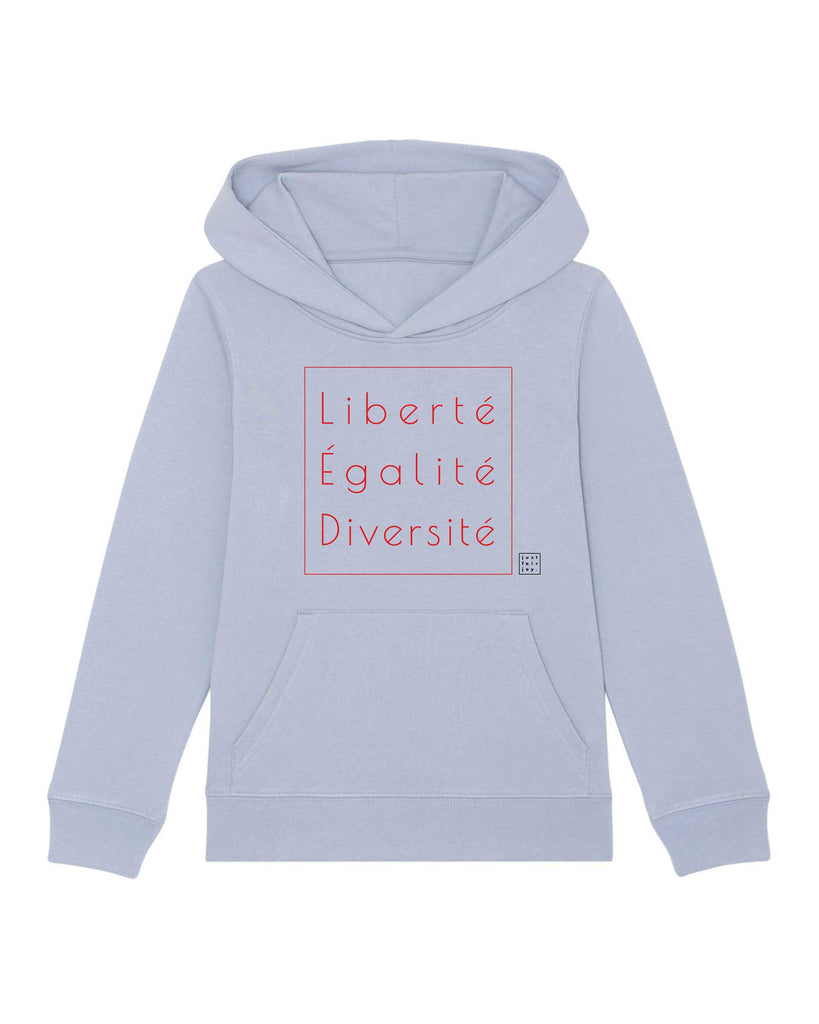 Nachhaltiges hellblaues Kinder Hoodie aus GOTS-zertifizierter Bio-Baumwolle von just fair joy mit Design Liberté Égalité Diversité.