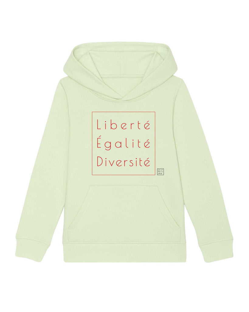 Nachhaltiges blassgrünes Kinder Hoodie aus GOTS-zertifizierter Bio-Baumwolle von just fair joy mit Design Liberté Égalité Diversité.