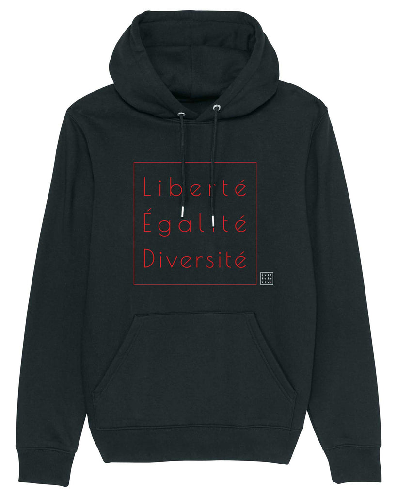 Nachhaltiges schwarzes Hoodie aus GOTS-zertifizierter Bio-Baumwolle von just fair joy mit Design Liberté Égalité Diversité.