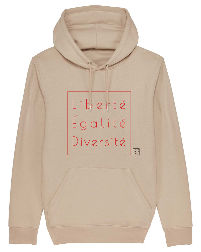 Nachhaltiges sandfarbenes Hoodie aus GOTS-zertifizierter Bio-Baumwolle von just fair joy mit Design Liberté Égalité Diversité.