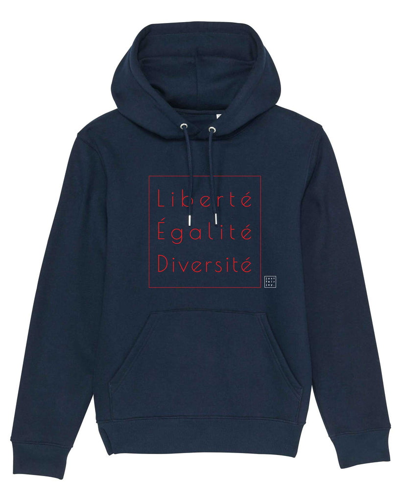 Nachhaltiges dunkelblaues Hoodie aus GOTS-zertifizierter Bio-Baumwolle von just fair joy mit Design Liberté Égalité Diversité.