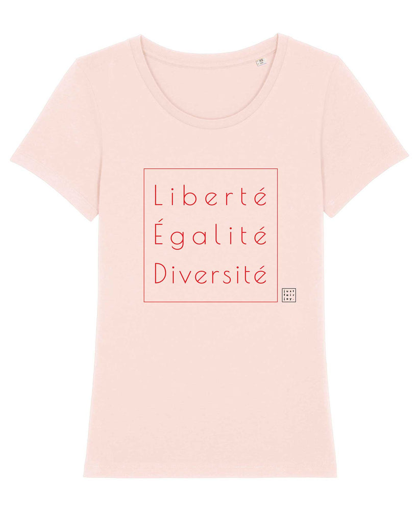 Nachhaltiges rosa T-Shirt aus GOTS-zertifizierter Bio-Baumwolle von just fair joy mit Design Liberté Égalité Diversité.