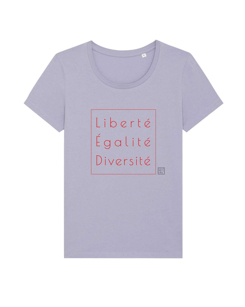 Nachhaltiges helllila T-Shirt aus GOTS-zertifizierter Bio-Baumwolle von just fair joy mit Design Liberté Égalité Diversité.