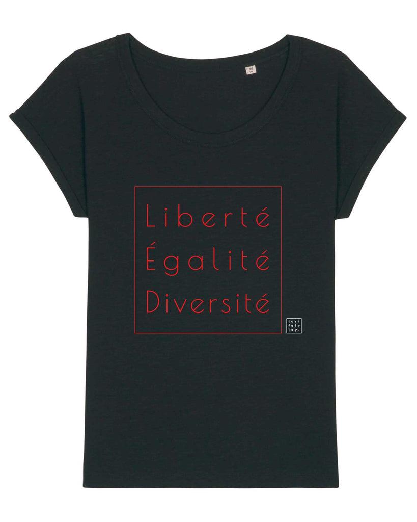 Nachhaltiges schwarzes T-Shirt aus GOTS-zertifizierter Bio-Baumwolle von just fair joy mit Design Liberté Égalité Diversité.