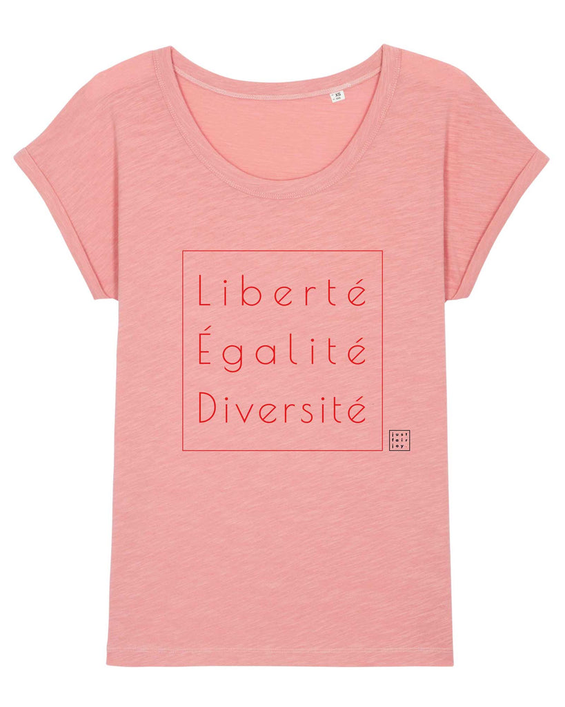 Nachhaltiges rosa T-Shirt aus GOTS-zertifizierter Bio-Baumwolle von just fair joy mit Design Liberté Égalité Diversité.