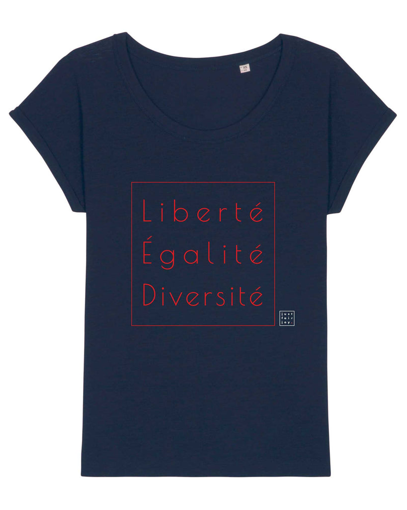 Nachhaltiges dunkelblaues T-Shirt aus GOTS-zertifizierter Bio-Baumwolle von just fair joy mit Design Liberté Égalité Diversité.