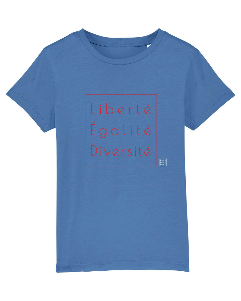 Nachhaltiges mittelblaues Kinder T-Shirt aus GOTS-zertifizierter Bio-Baumwolle von just fair joy mit Design Liberté Égalité Diversité.