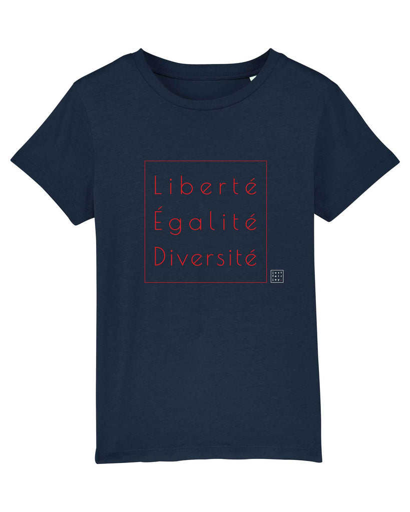 Nachhaltiges dunkelblaues Kinder T-Shirt aus GOTS-zertifizierter Bio-Baumwolle von just fair joy mit Design Liberté Égalité Diversité.