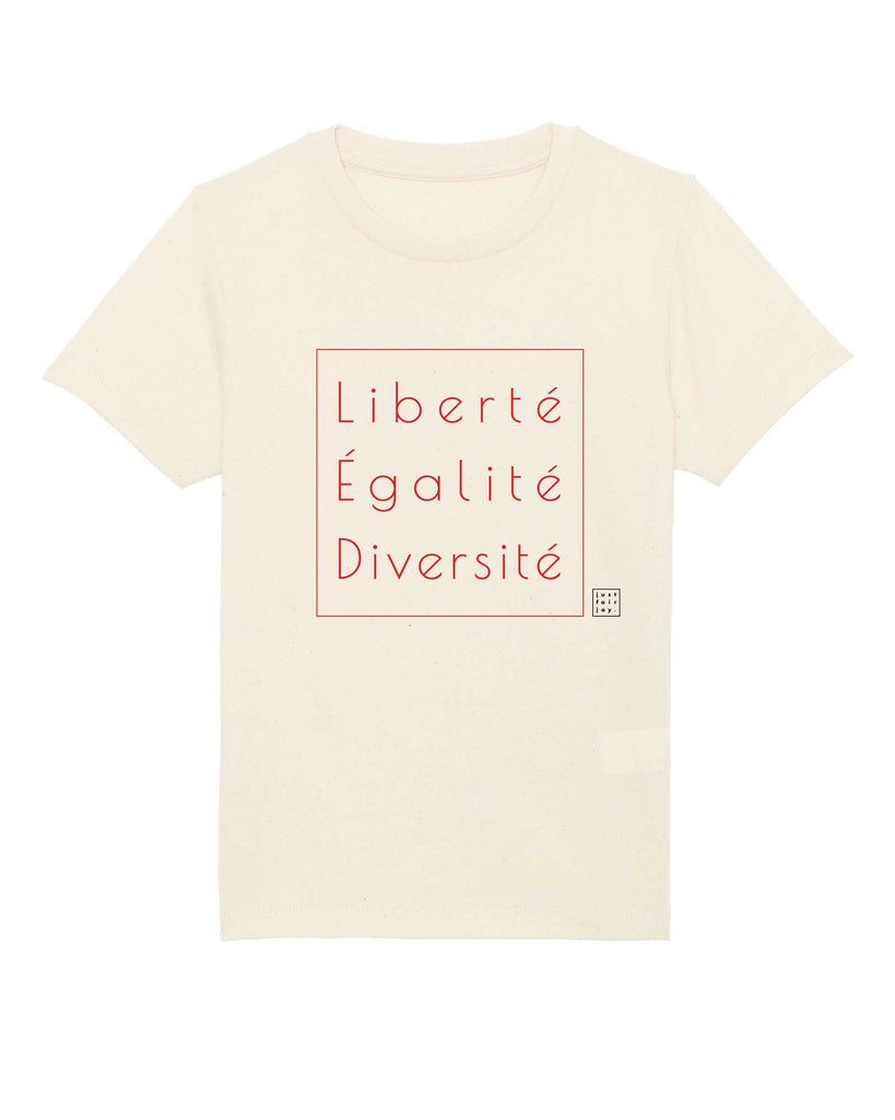 Nachhaltiges naturfarbenes Kinder T-Shirt aus GOTS-zertifizierter Bio-Baumwolle von just fair joy mit Design Liberté Égalité Diversité.