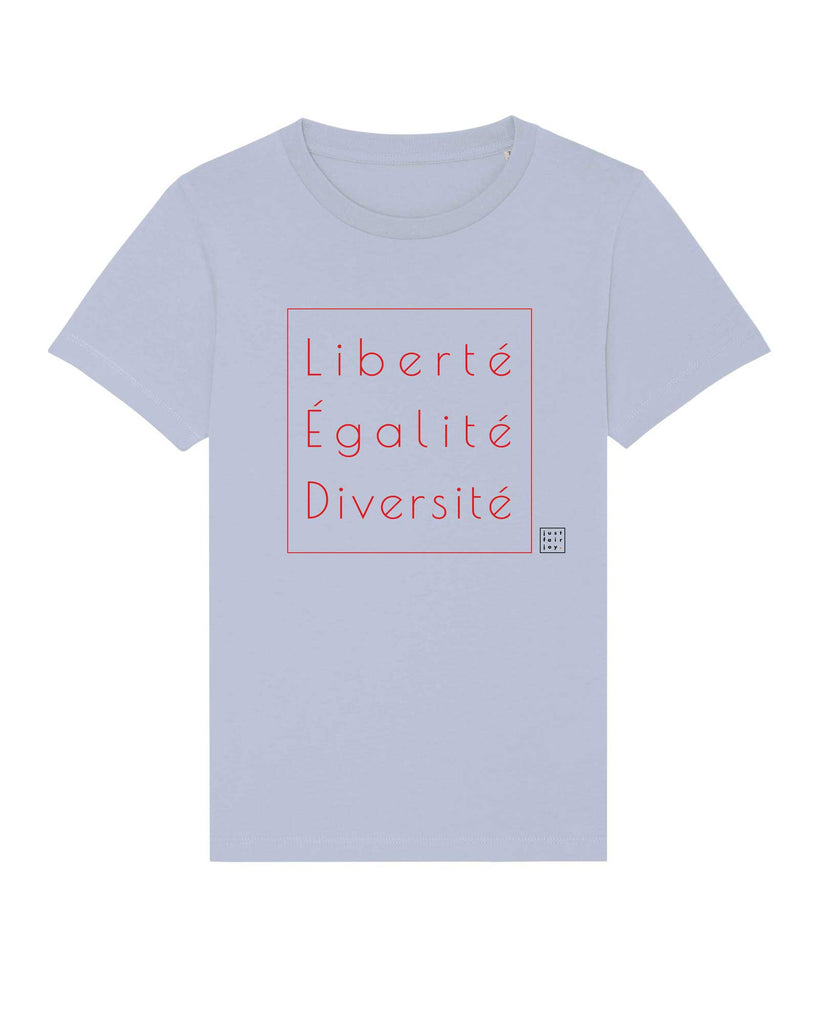 Nachhaltiges hellblaues Kinder T-Shirt aus GOTS-zertifizierter Bio-Baumwolle von just fair joy mit Design Liberté Égalité Diversité.