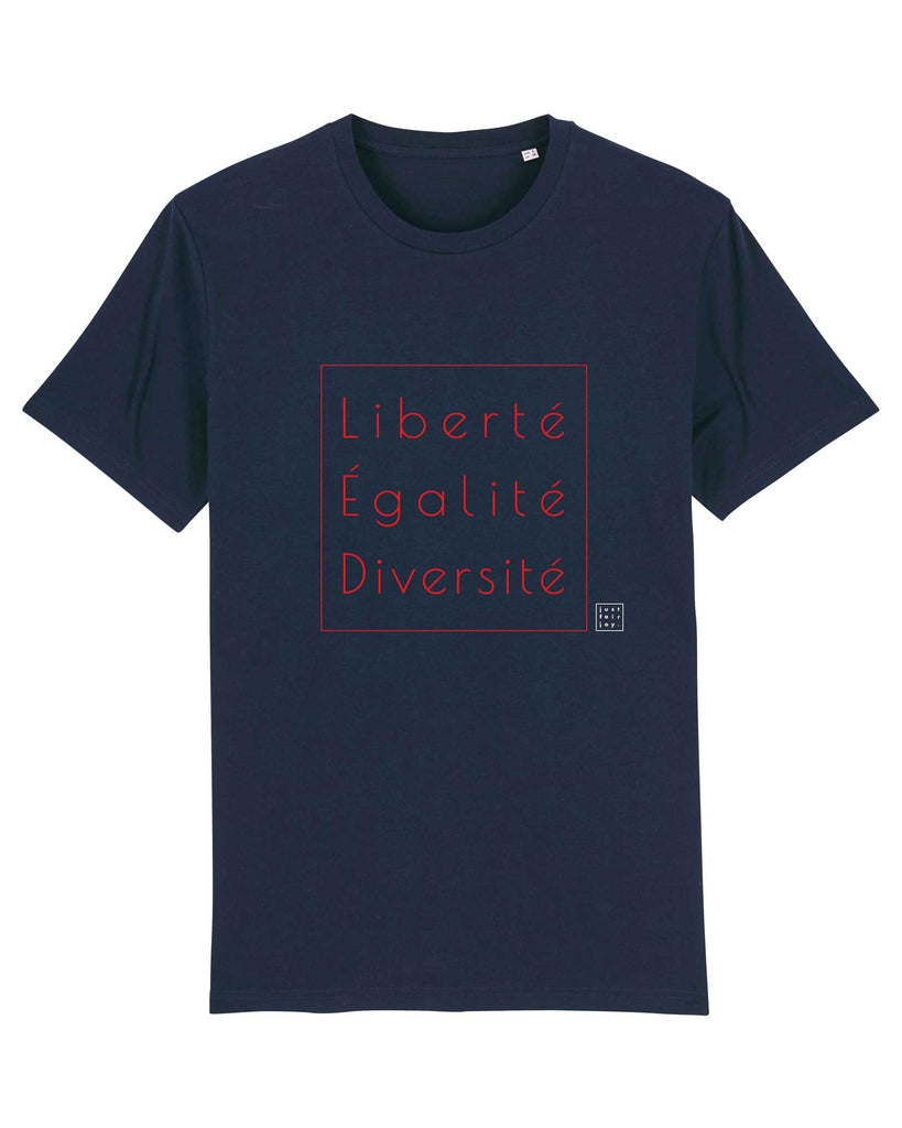 Nachhaltiges dunkelblaues T-Shirt aus GOTS-zertifizierter Bio-Baumwolle von just fair joy mit Design Liberté Égalité Diversité.