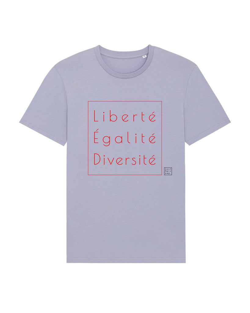 Nachhaltiges helllila T-Shirt aus GOTS-zertifizierter Bio-Baumwolle von just fair joy mit Design Liberté Égalité Diversité.