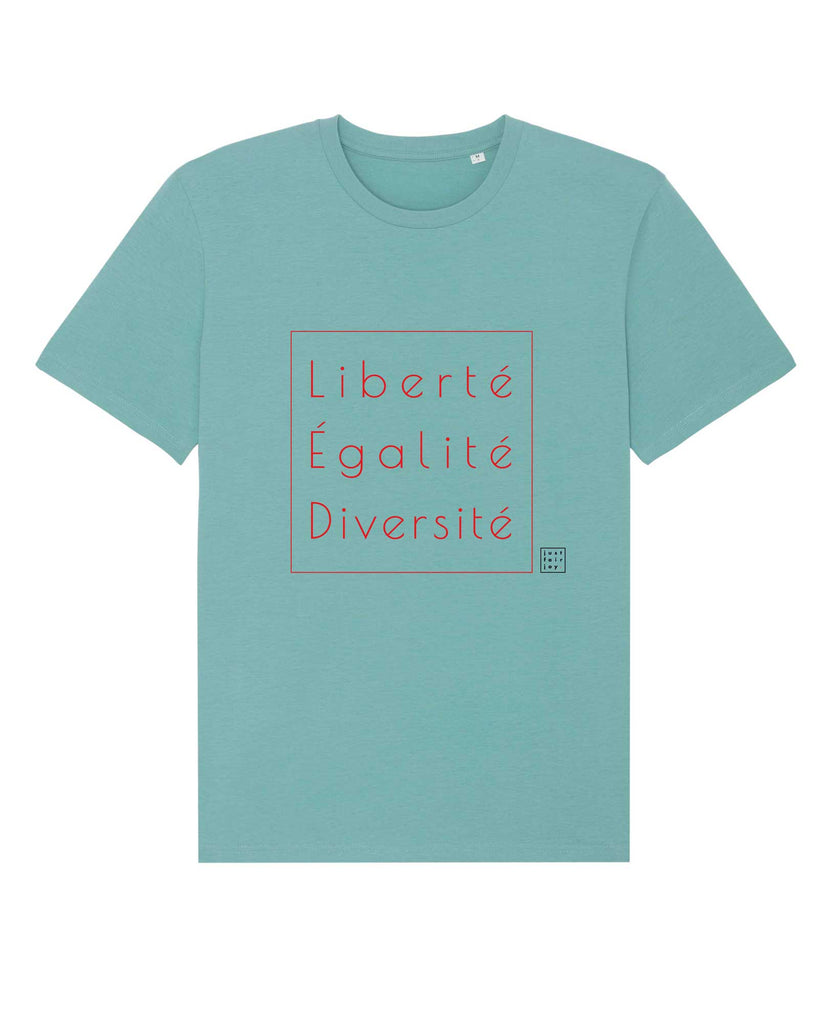 Nachhaltiges blaugrünes T-Shirt aus GOTS-zertifizierter Bio-Baumwolle von just fair joy mit Design Liberté Égalité Diversité.