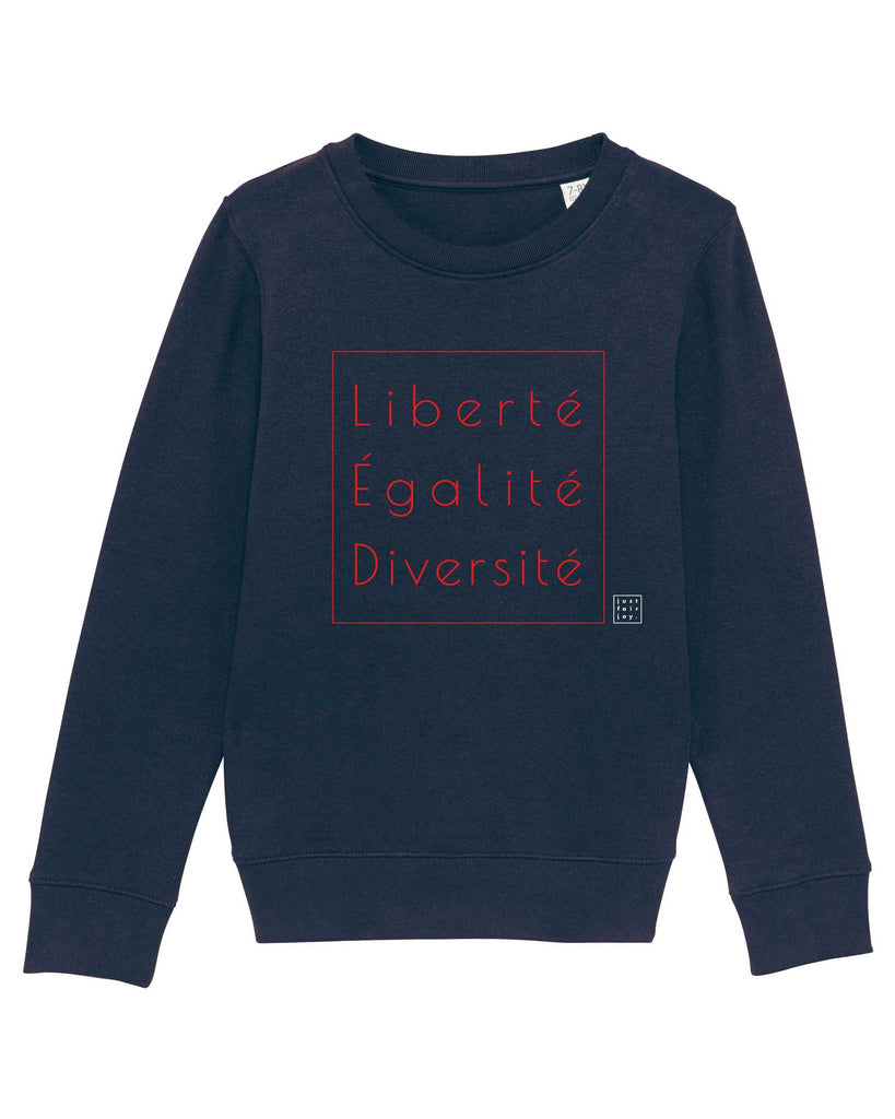 Nachhaltiges dunkelblaues Kinder Sweatshirt aus GOTS-zertifizierter Bio-Baumwolle von just fair joy mit Design Liberté Égalité Diversité.