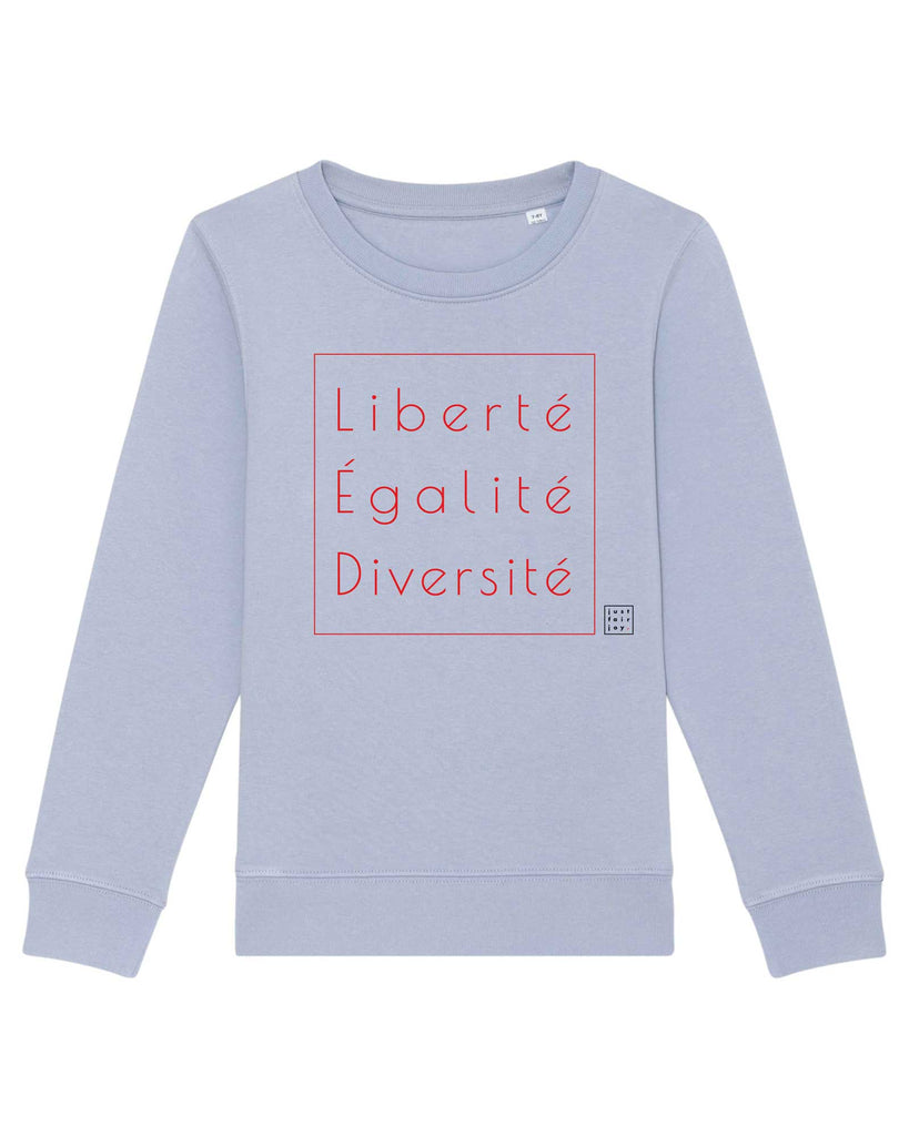 Nachhaltiges hellblaues Kinder Sweatshirt aus GOTS-zertifizierter Bio-Baumwolle von just fair joy mit Design Liberté Égalité Diversité.