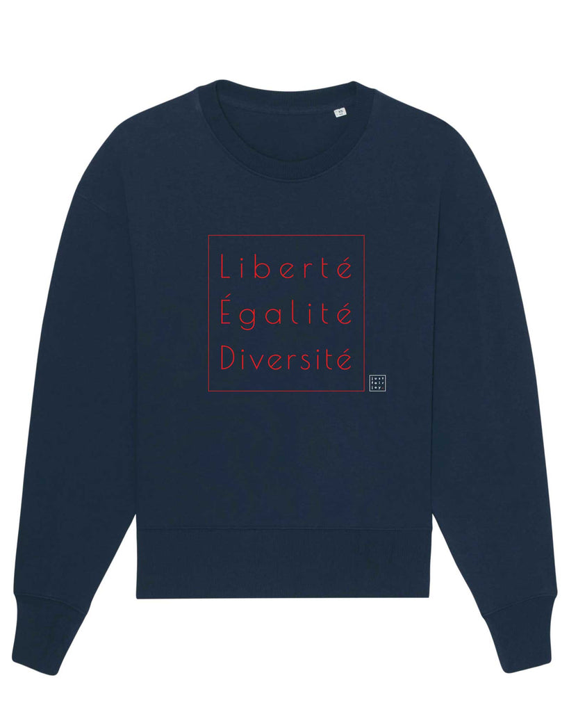 Nachhaltiges dunkelblaues Sweatshirt aus GOTS-zertifizierter Bio-Baumwolle von just fair joy mit Design Liberté Égalité Diversité.