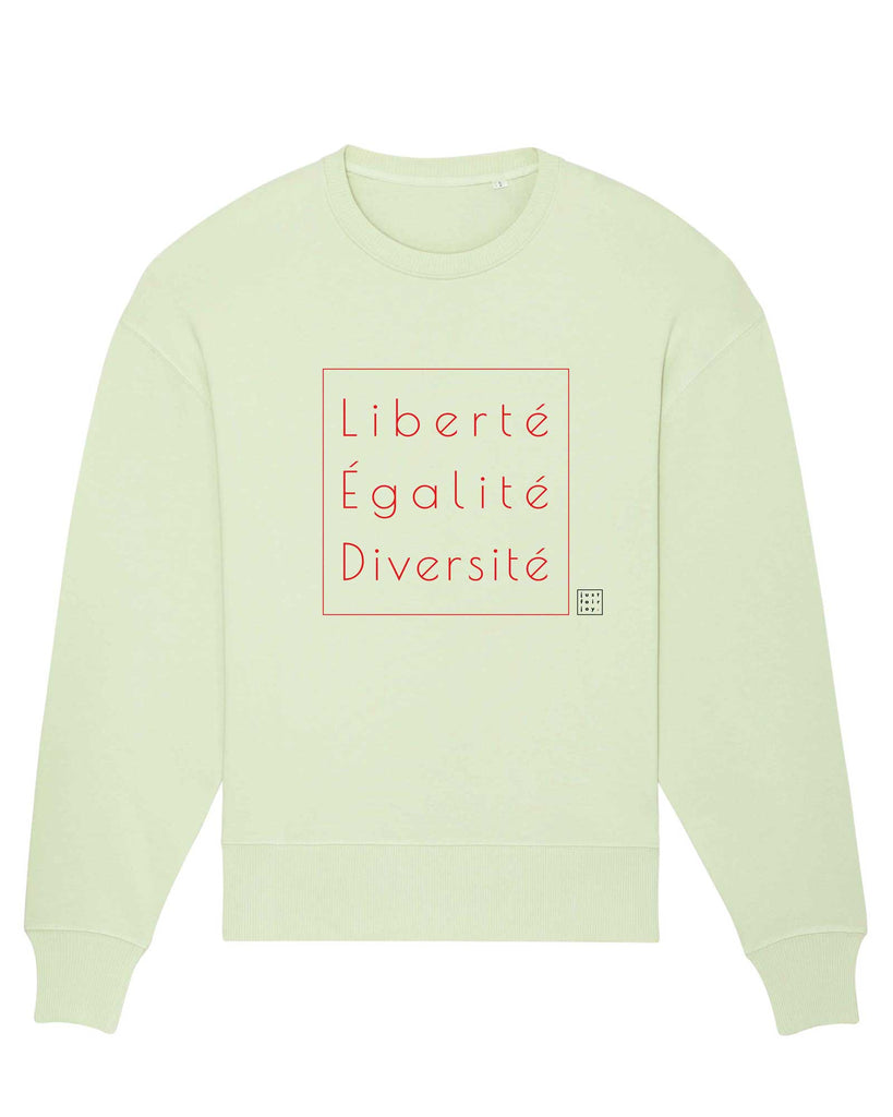 Nachhaltiges blassgrünes Sweatshirt aus GOTS-zertifizierter Bio-Baumwolle von just fair joy mit Design Liberté Égalité Diversité.